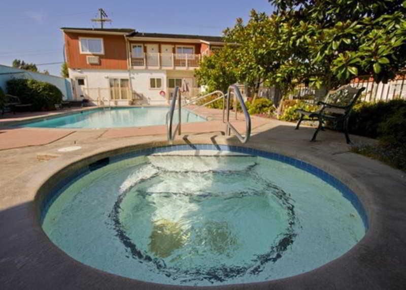 Econo Lodge Inn & Suites North Vancouver Zewnętrze zdjęcie